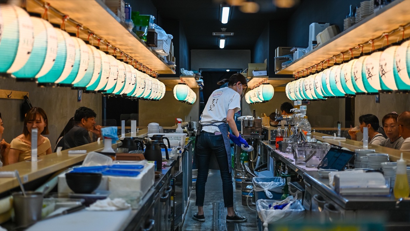 大阪の居酒屋のカウンター席
