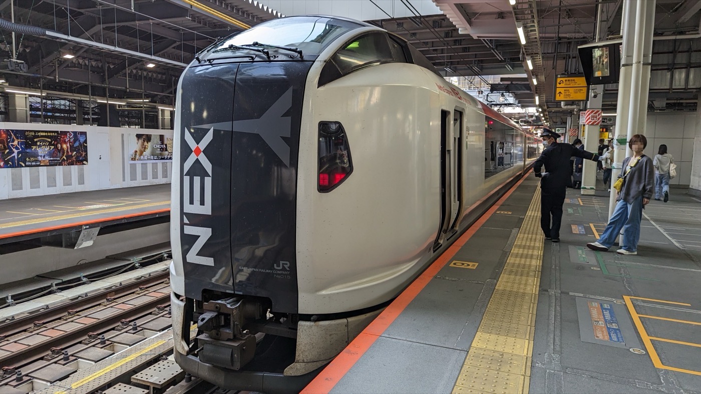 渋谷駅に停車する成田エクスプレス