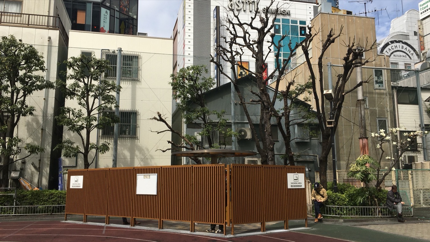 東京・新橋の屋外の指定喫煙場所