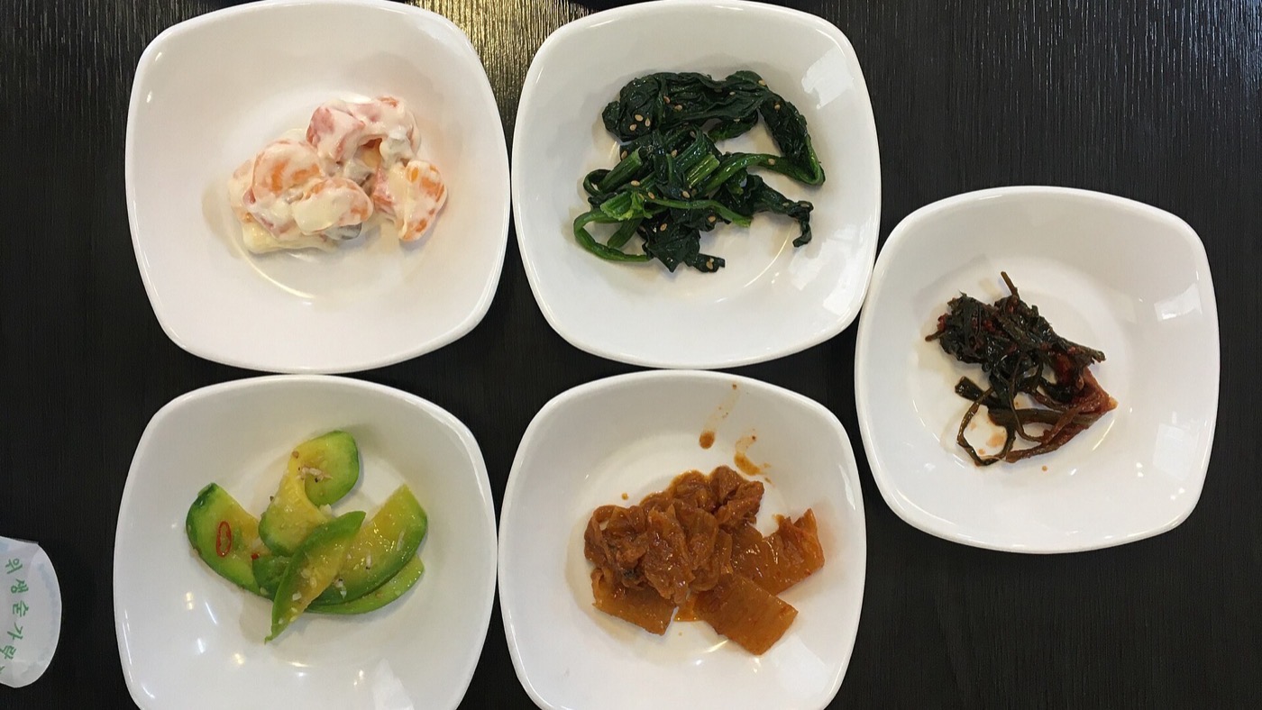 ご飯、スープ、おかずが並んだ韓国の定食