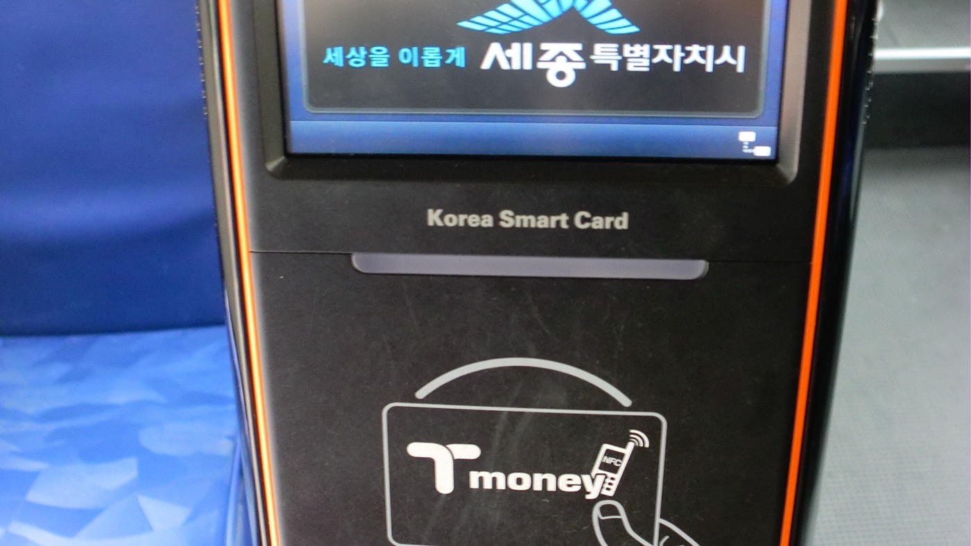 韓国のバスの扉の脇に取り付けられた交通カードの読み取り機