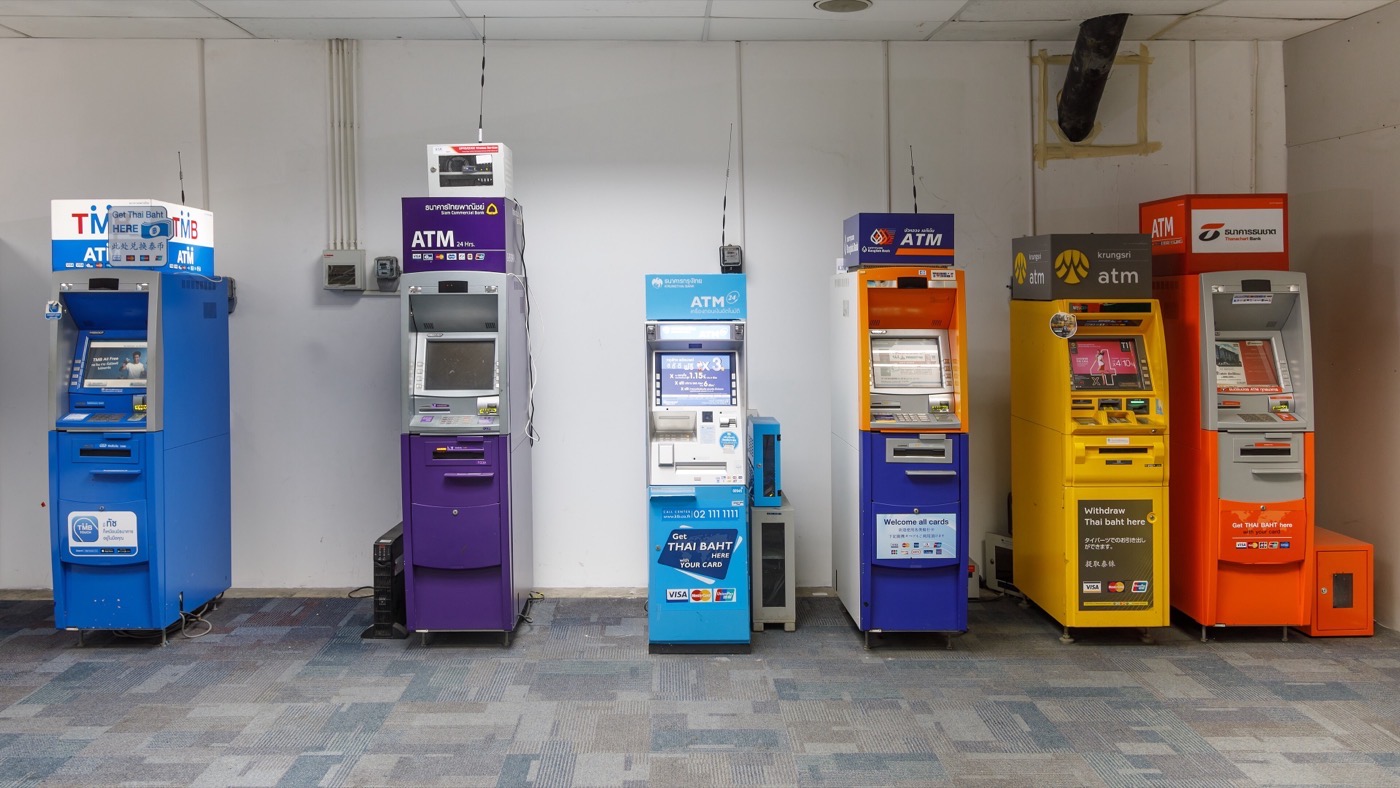 プーケット空港の到着エリアに並ぶ銀行のATM