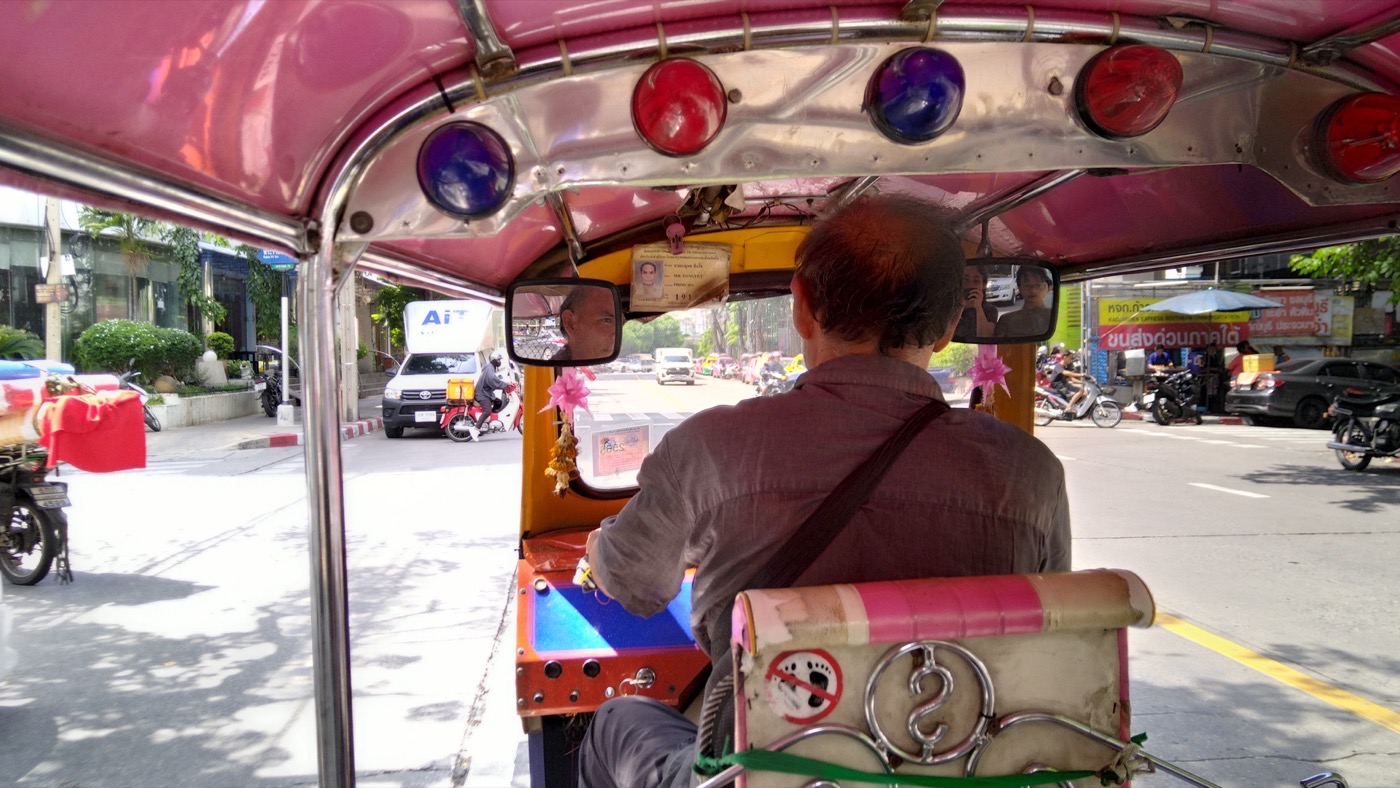 バンコクを走るトゥクトゥクの車内からの眺め