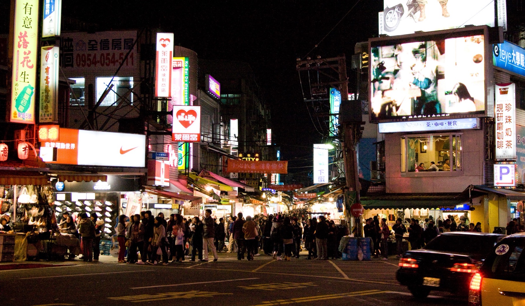 Food stalls and crowds at Shilin Night Market in Taipei