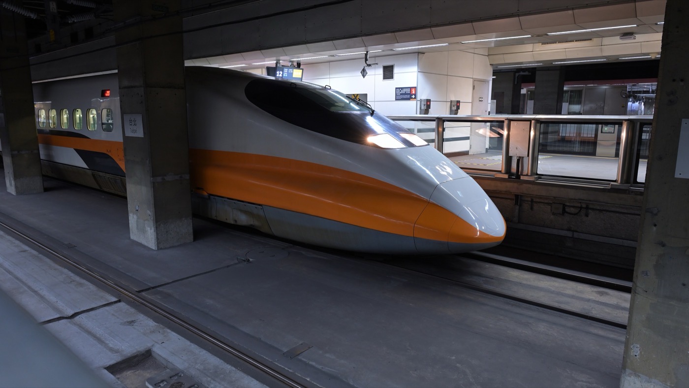 台北駅のホームに停車する台湾高速鉄道の列車