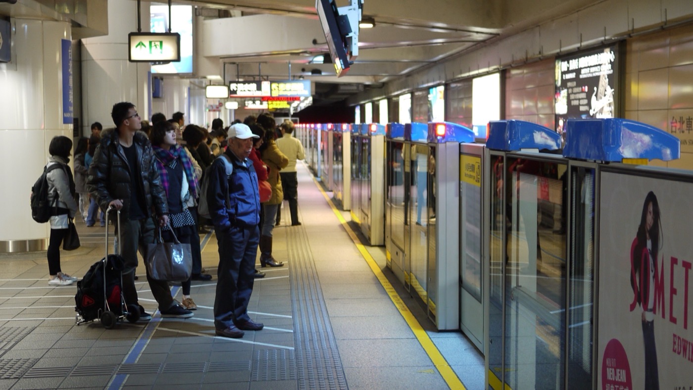 台北捷運のホームで待つ乗客