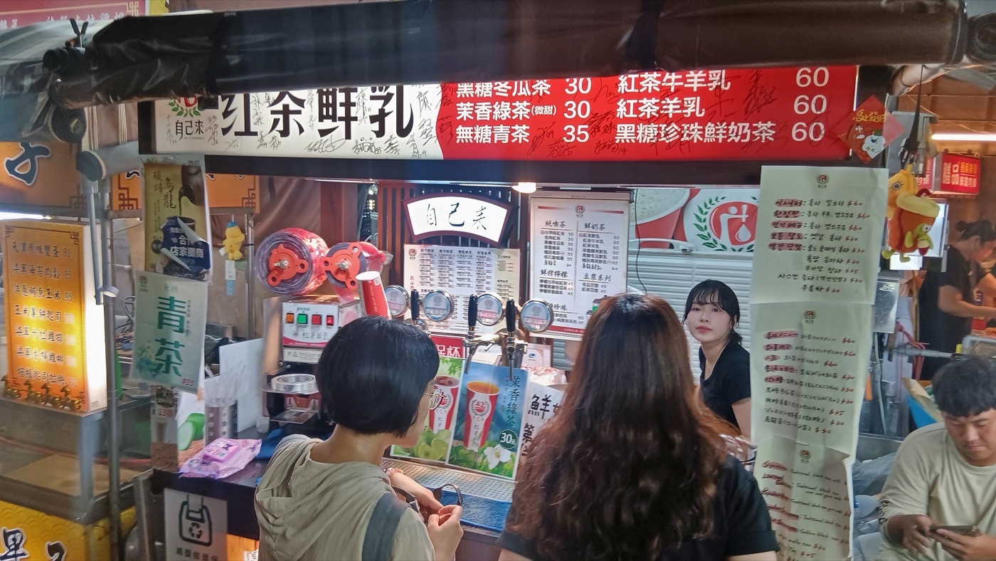 台湾の夜市の屋台と人出