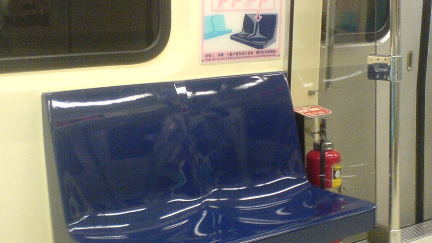 台北捷運の車内にある濃い青の優先席