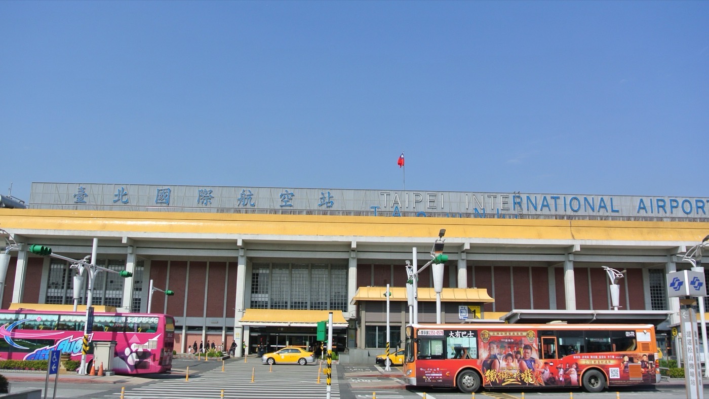 市内にある台北松山空港のターミナル